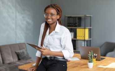 Free photo young woman holding a tablet at work