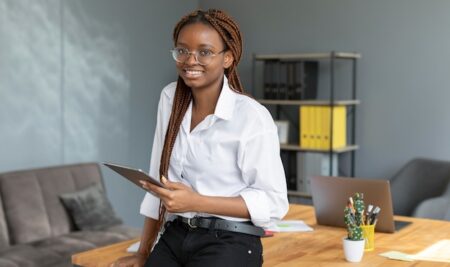Free photo young woman holding a tablet at work